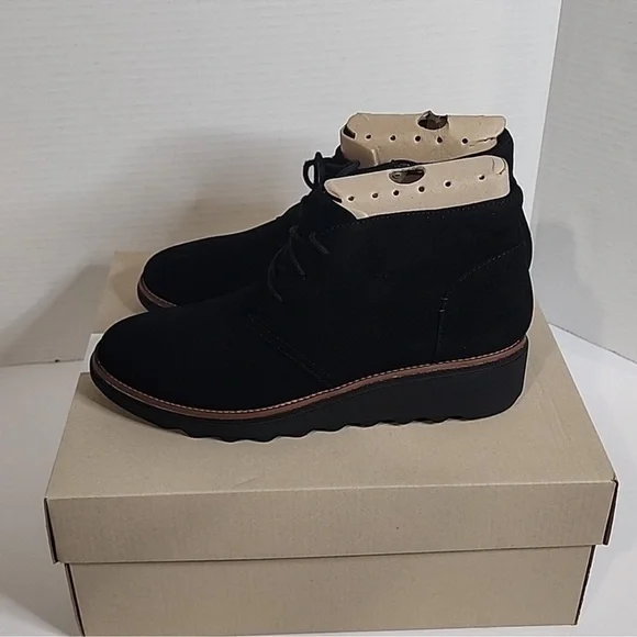 CLARKS NIB Women's Black Suede Ankle Boots Size 7.5 - Picture 5 of 8